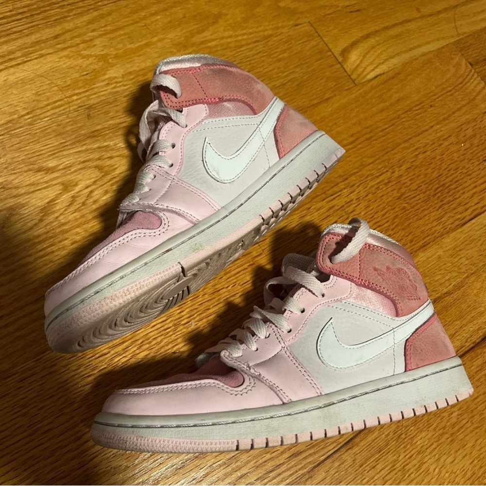 STOCKX VERIFIED AUTHENTIC DIGITAL PINK JORDAN 1’ SNEAKERS (SIZE : 6.5 WOMENS)